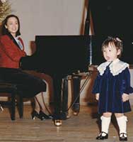 3歳のころ。母のピアノ演奏で歌う