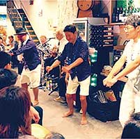 カニカピラパーティーにて。生演奏でフラを披露