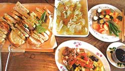 柿木村や草の庭で育った有機栽培の野菜を使ったお料理。素材の味を生かした素朴な味付け