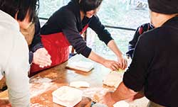 いなか博のかまどで焼くパンづくり体験
