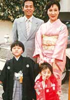 3歳のころ。両親と兄と