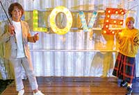 結婚後は、夫婦での仕事が増えた。Da-iCEさんのミュージックビデオに出演したときのオフショット