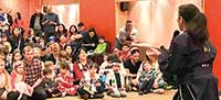   海外の子どもたちに殺陣をレクチャー。Japan Society イベントにて