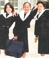 中学校に入学。友人と一緒に（出典：『空に向かって』