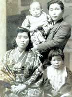 1947年、4歳のころ。父、母、弟と