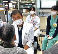 普段の外来風景、後ろは医学生と高校生