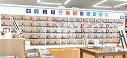 壁いっぱいに展示された偽本ブックカバー（ジュンク堂書店池袋本店９Fギャラリー）