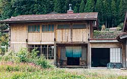 石徹白洋品店本店。右側が藍小屋