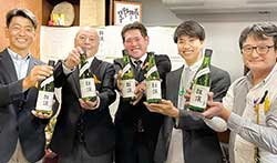 日本酒『推譲』のお披露目式にて関係者らと。左から加藤憲一前小田原市長、井上酒造井上社長、中央筆者、みんな電力の長島さん、ほか