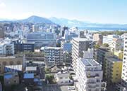マンションからの眺め。右奥には別府湾が見える