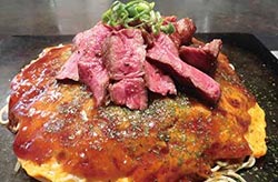 ステーキが載ったカテカテ焼きプレミアム （「kate-kate（カテカテ）」:広島市安佐南区緑井5-18-4）