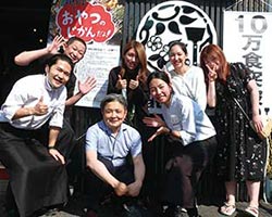 カテカテ式子ども食堂「おやつの時間だよ」のボランティアスタッフと （「kate-kate（カテカテ）」）