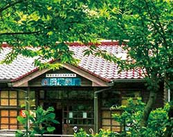 音浴博物館。廃校になった小学校の分校を修復したもの。木枠の窓、黒板やオルガンなど分校の雰囲気が感じられる