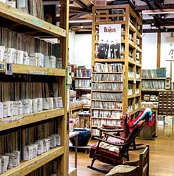 約16万枚のレコードを所蔵。来館者は、自由に手に取って聴くことができる