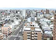 マンションからの眺め。遠くに見えるのは生駒山