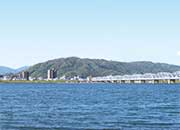 吉野川北岸から望む眉山