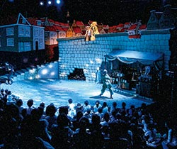 にしすがも創造舎体育館での親子向け演劇公演 ©IIDA Kenki