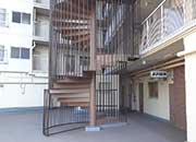 B棟は屋外にらせん階段がある