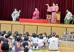 地域の学校での出張公演も行っている