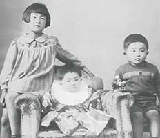 1歳頃。姉、兄と一緒に