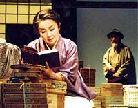  舞台『静かな落日−広津家三代−』。右は水谷貞雄