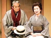 舞台『海霧』。左は伊藤孝雄