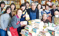 いつも和気あいあいのボランティア会メンバー。大学生から70代まで幅広い年代が集まる