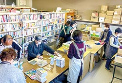 毎週土曜の定期活動では、集まった本をクリーニングし、分類して棚に並べていく