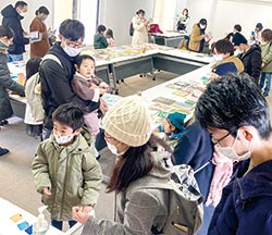 毎年数回、絵本の交換会を実施。会場は本好きの親子でにぎわう
