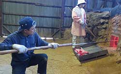 炭出し作業。妻との共同作業