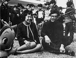 1963年、手塚治虫先生と虫プロダクションの庭で。アトムも一緒に
