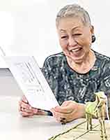 2023年8月、座って「語りの会」の稽古をしている様子