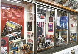 自作のポスターとコレクション展示