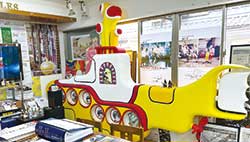 館内に停泊しているイエロー・サブマリンのモニュメント