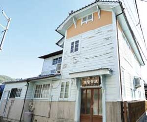 低価格の素泊まり宿「GUESTHOUSE醫（くすし）」。大正時代に建造された洋館を改装