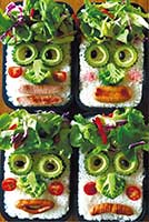 食材で顔を表現したparty people弁当。ご飯の下にはカレーのルー