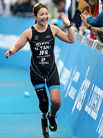  2017年、東京都お台場で開催された第23回日本トライアスロン選手権にて。ゴール前のシーン