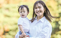 一昨年に誕生した2番目の子どもと。育児と並行して練習に励む