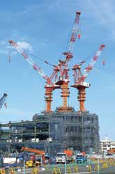 三基のタワークレーン。建設当初の様子