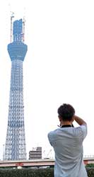 建設中のスカイツリーを撮影する筆者。完成した今でもほぼ毎日、いろいろな場所や角度から撮影している