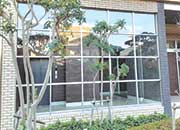 美しいガラス窓と植栽