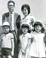  小学生の頃、兄、妹と。真ん中が本人