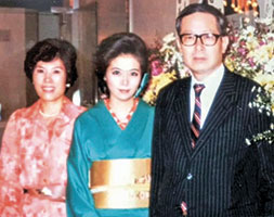 1985年、両親と。『クラブ由美』にて
