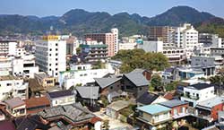 湯田温泉の街並み（中央の建物が「狐の足あと」）［撮影：黒住直臣］
