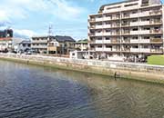 マンションのそばを流れる御坊川