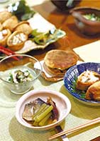 旬の野菜が並ぶ食卓