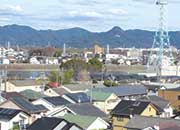 マンションからの眺め。遠くに石巻山を望む