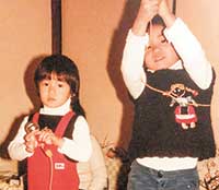 3歳ごろ。姉とピンク・レディーの真似を