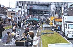2023年11月、尾張一宮駅前。羊がいるBISHU FES.marcheの様子