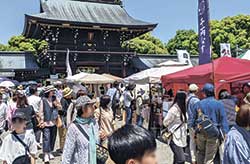 2024年5月、第22回杜の宮市。真清田神社楼門前の様子